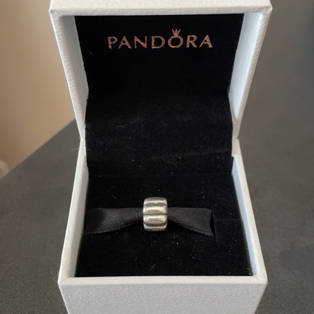 🌸 Authentic PANDORA Ribbed Clip
